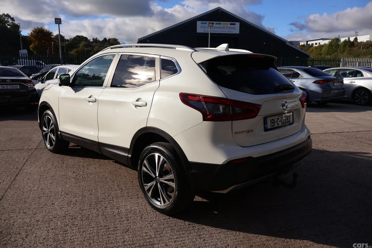 Nissan Qashqai Hatchback, Diesel, 2019, White