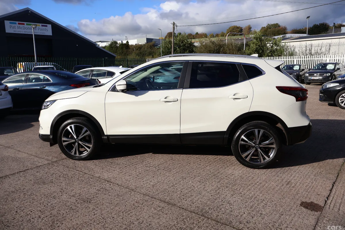 Nissan Qashqai Hatchback, Diesel, 2019, White