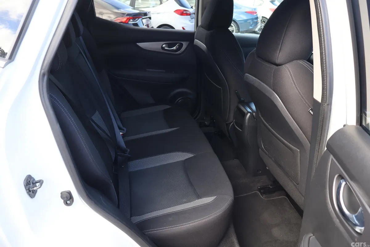 Nissan Qashqai Hatchback, Diesel, 2019, White