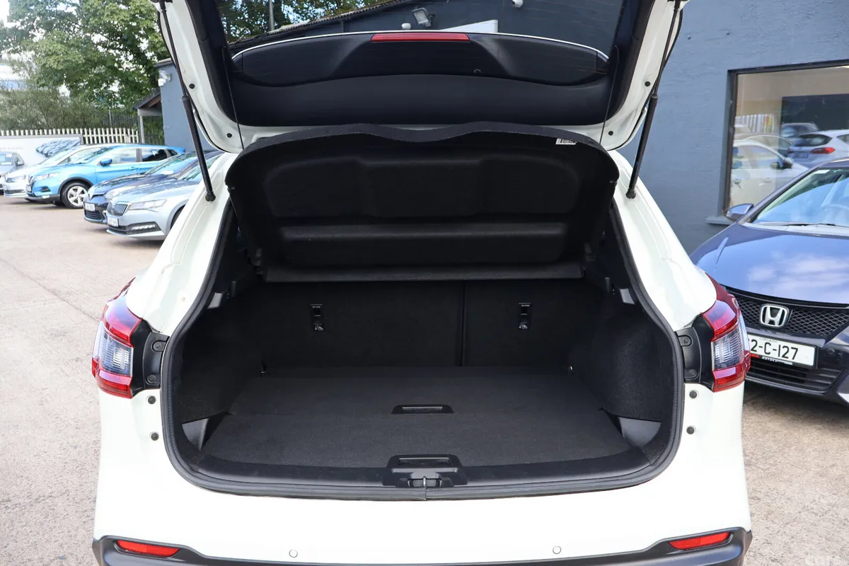 Nissan Qashqai Hatchback, Diesel, 2019, White