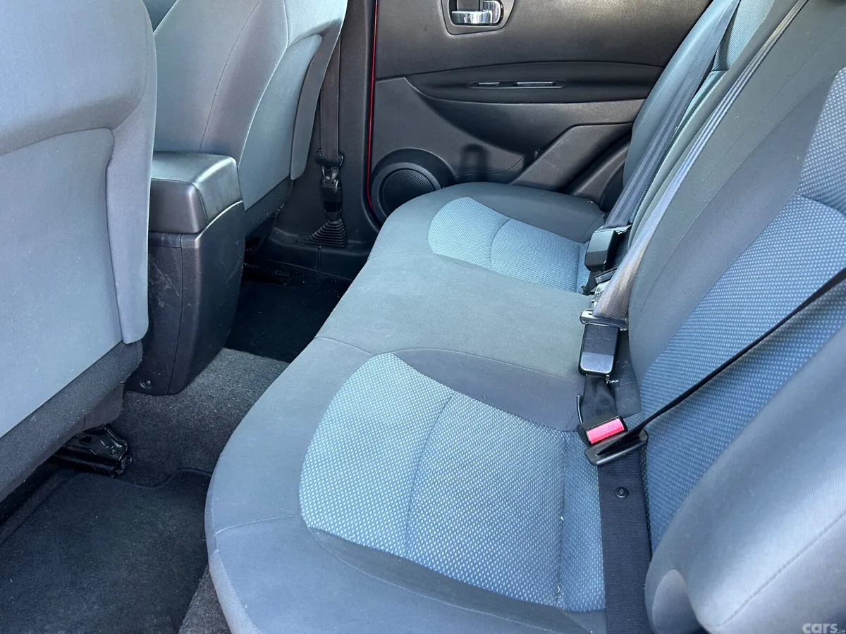 Nissan Qashqai Hatchback, Diesel, 2010, Red