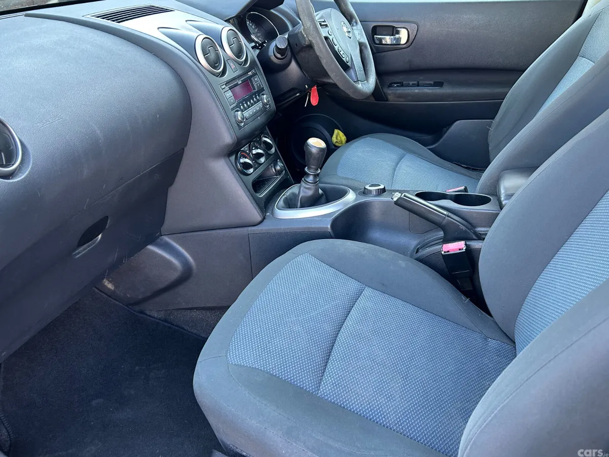 Nissan Qashqai Hatchback, Diesel, 2010, Red