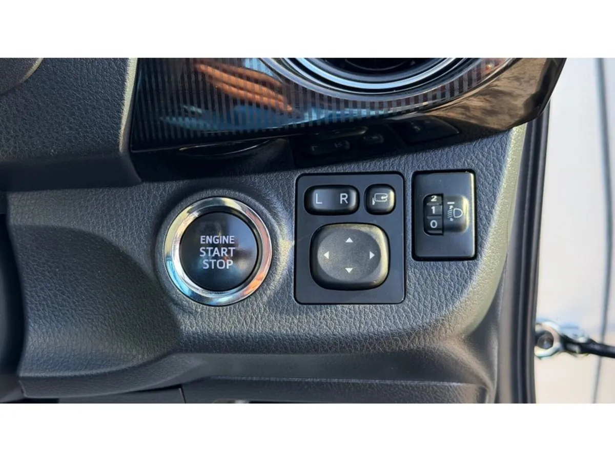 Toyota Yaris Hatchback, Petrol, 2017, Silver