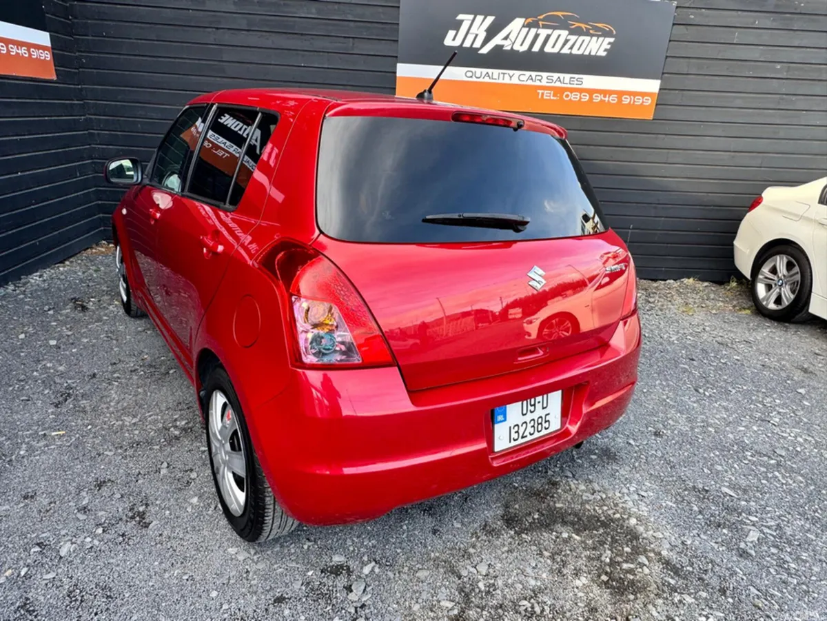 Suzuki Swift Hatchback, Petrol, 2009, Red