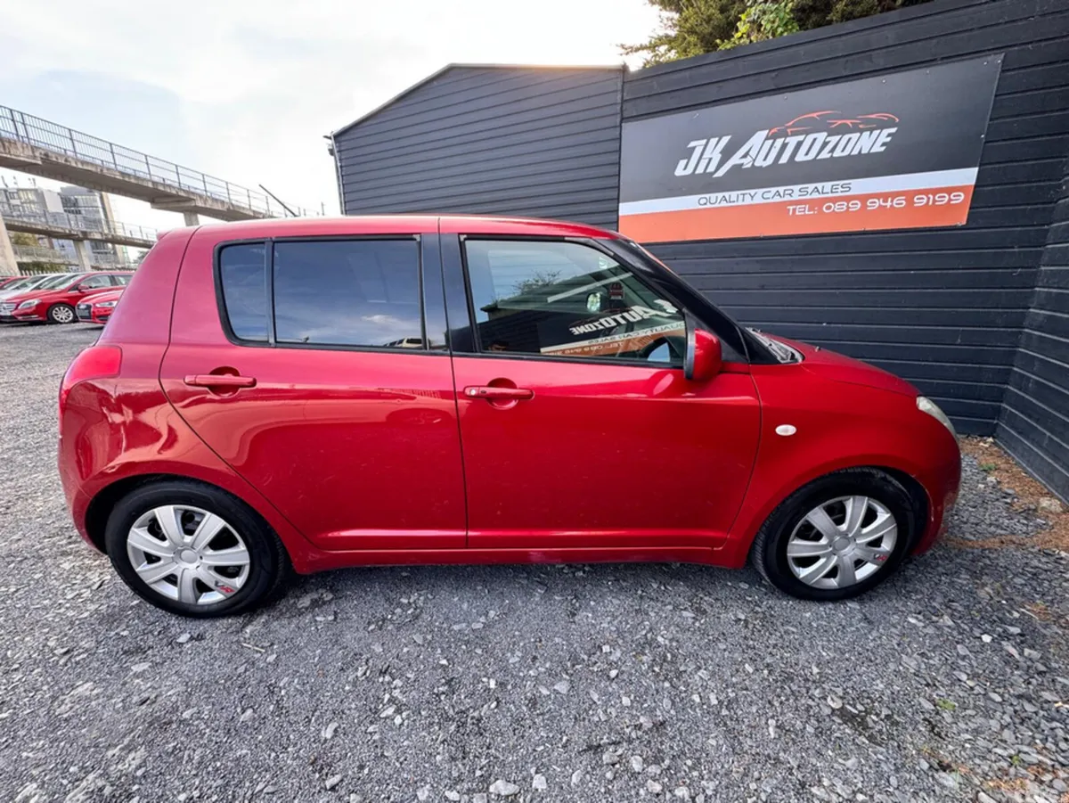 Suzuki Swift Hatchback, Petrol, 2009, Red