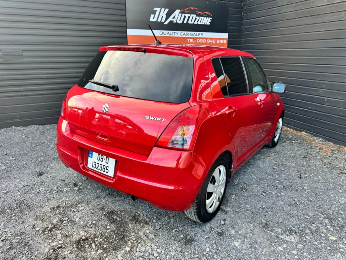 Suzuki Swift Hatchback, Petrol, 2009, Red