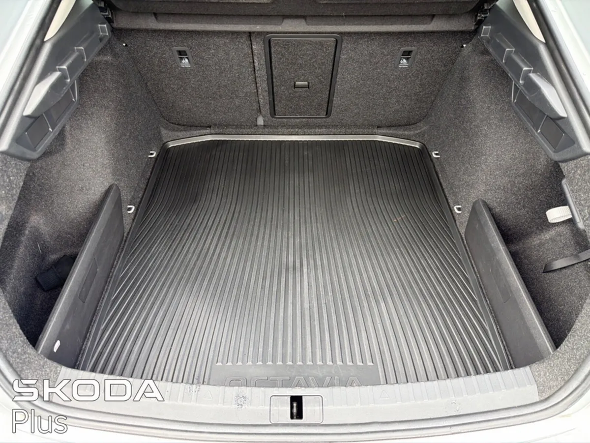 Skoda Octavia Saloon, Diesel, 2024, Grey