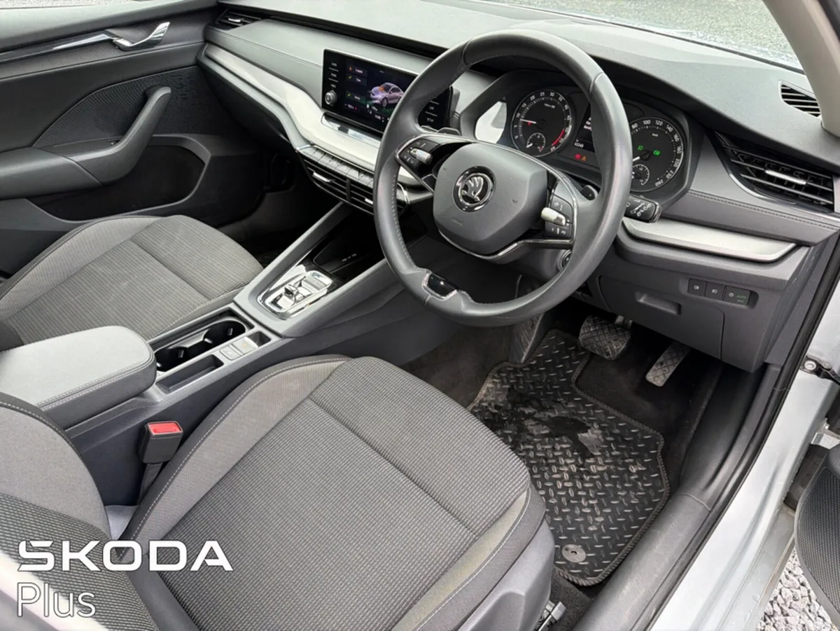 Skoda Octavia Saloon, Diesel, 2024, Grey
