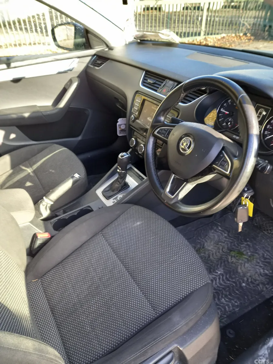 Skoda Octavia Saloon, Diesel, 2017, Yellow