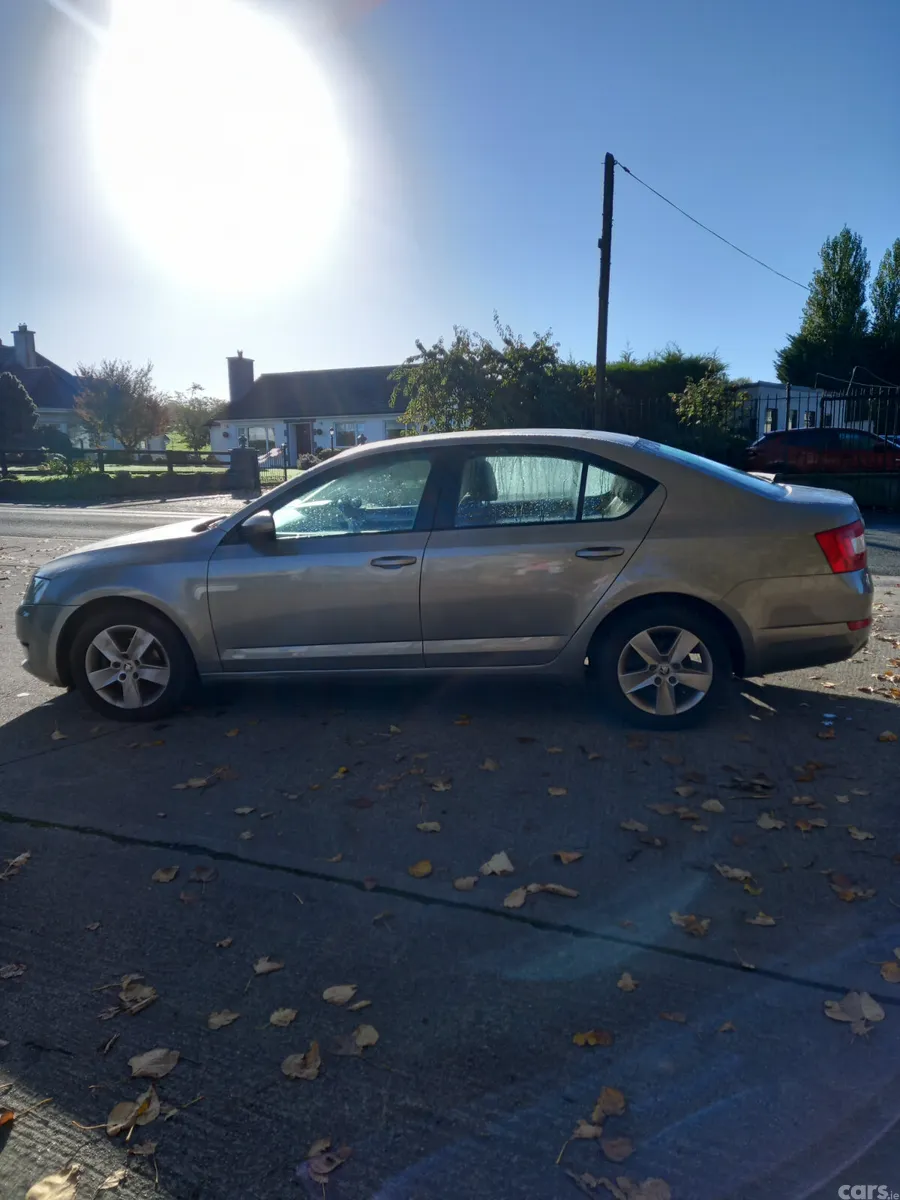 Skoda Octavia Saloon, Diesel, 2017, Yellow