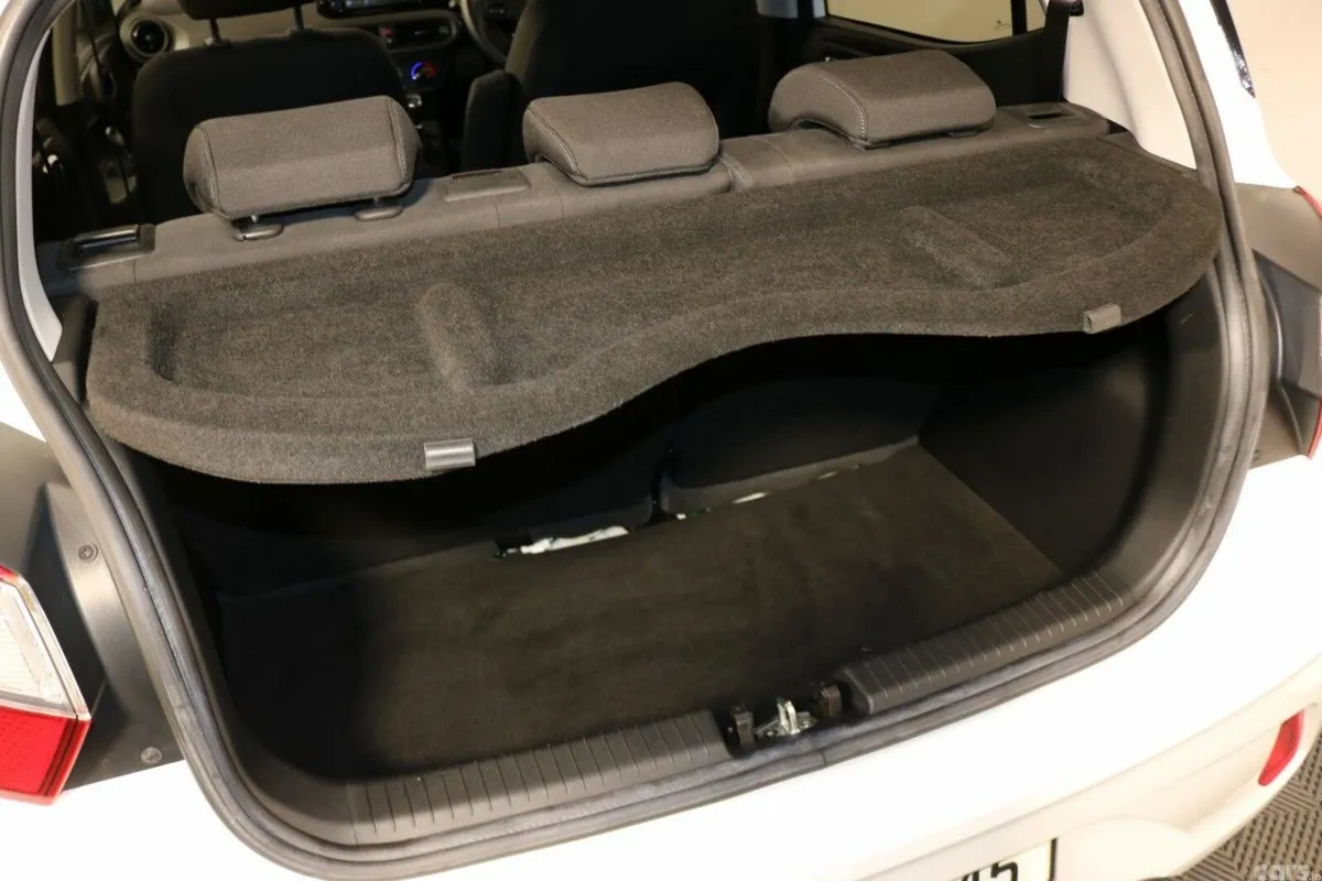 Hyundai i10 Hatchback, Petrol, 2020, White