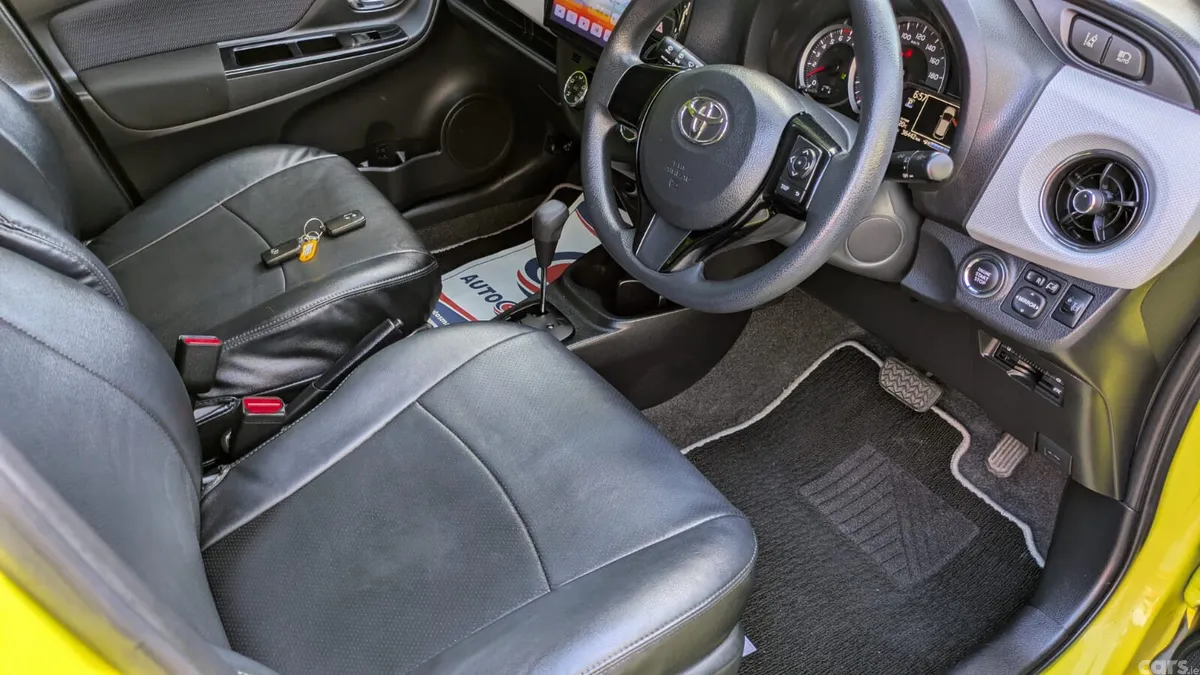 Toyota Yaris Hatchback, Petrol, 2015, Yellow