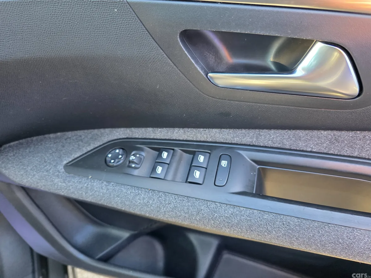 Peugeot 3008 MPV, Petrol, 2018, Grey
