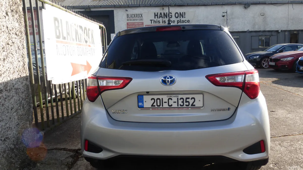 Toyota Yaris MPV, Petrol Hybrid, 2020, Grey