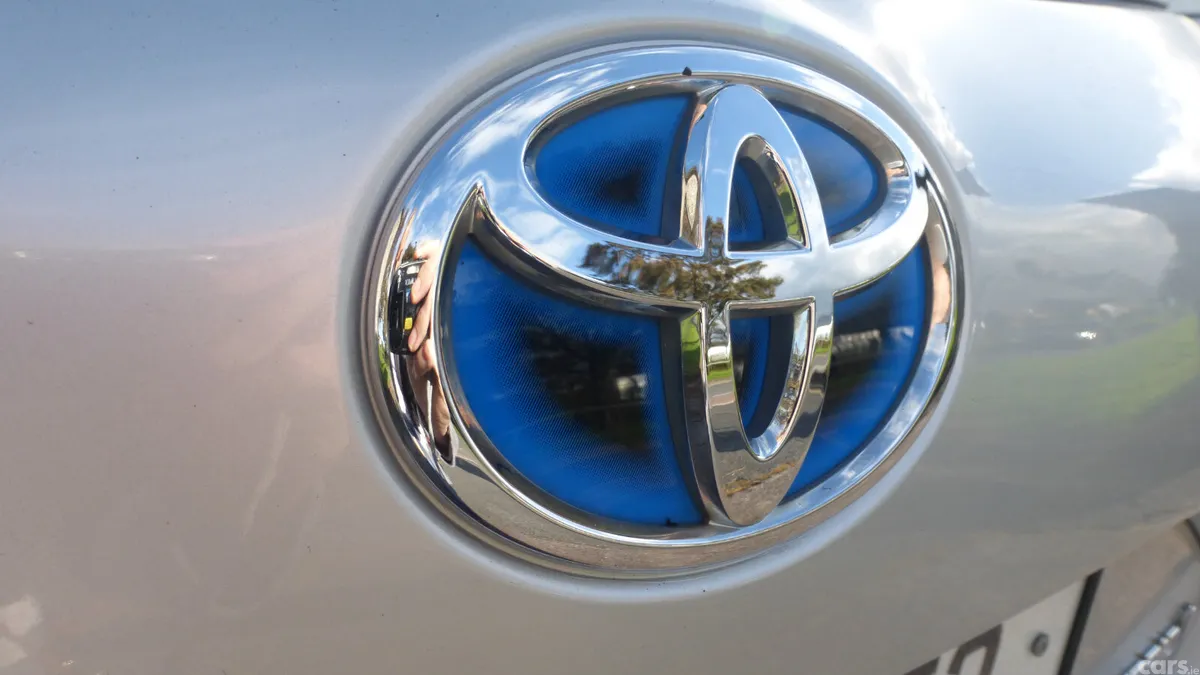 Toyota Yaris MPV, Petrol Hybrid, 2020, Grey