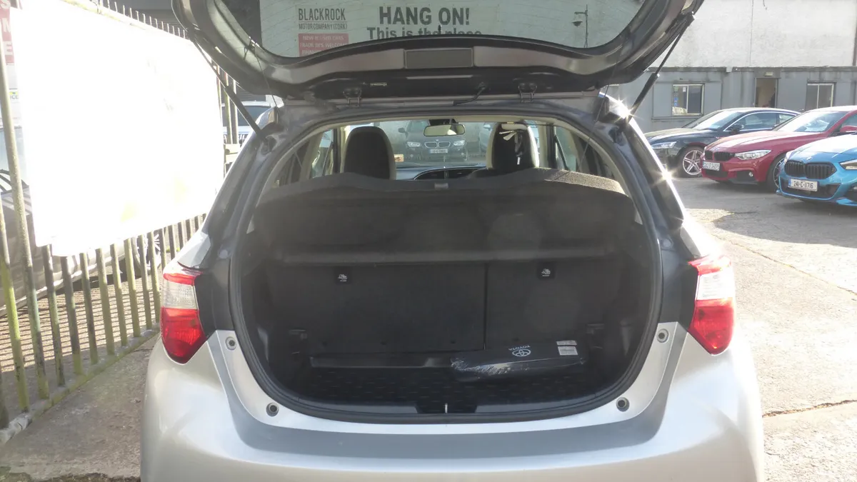 Toyota Yaris MPV, Petrol Hybrid, 2020, Grey