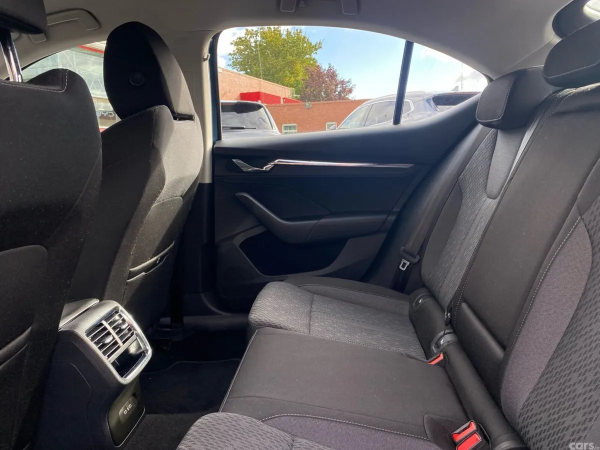 Skoda Octavia Saloon, Diesel, 2021, Blue