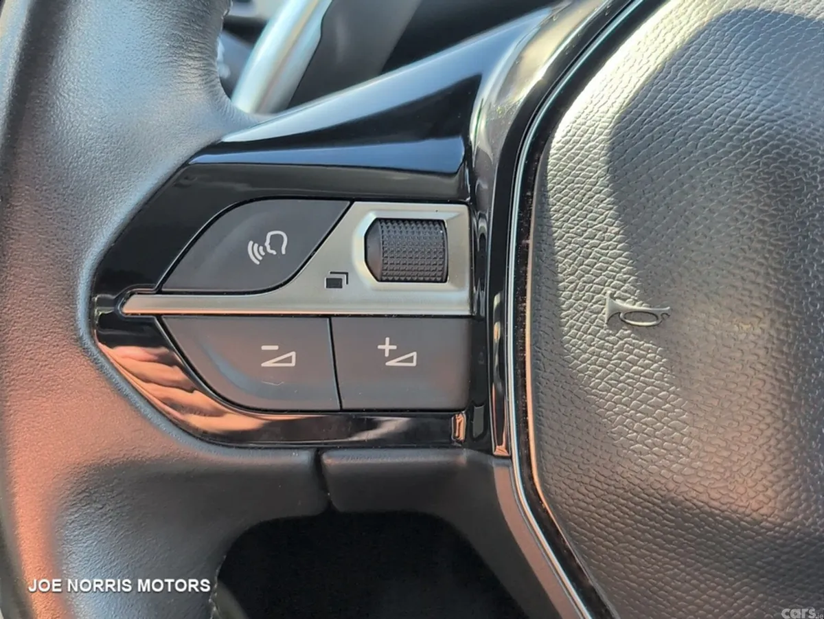 Peugeot 3008 MPV, Petrol, 2019, Red