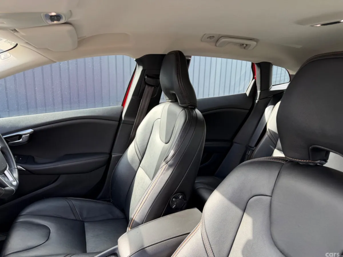 Volvo V40 Hatchback, Petrol, 2019, Red