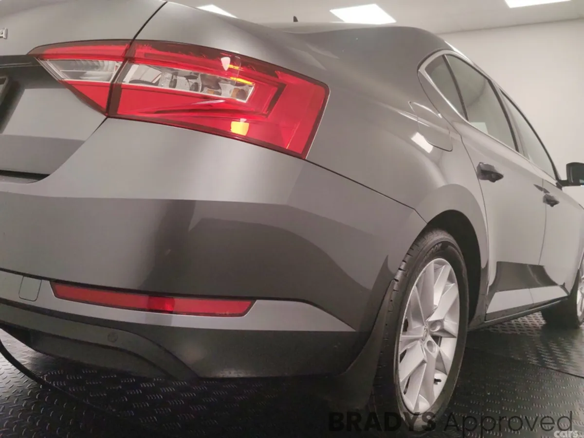 Skoda Superb Hatchback, Diesel, 2023, Grey