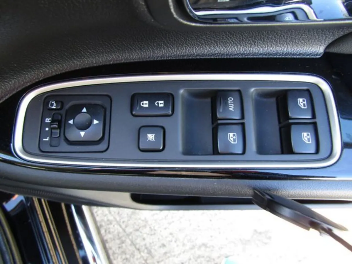 Mitsubishi Outlander Estate, Petrol Plug-in Hybrid, 2017, Black