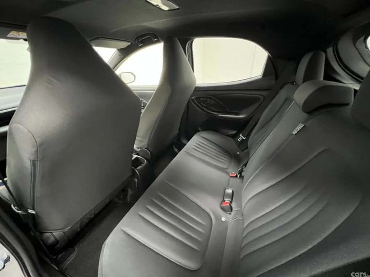 Toyota Yaris Hatchback, Petrol Hybrid, 2021, White