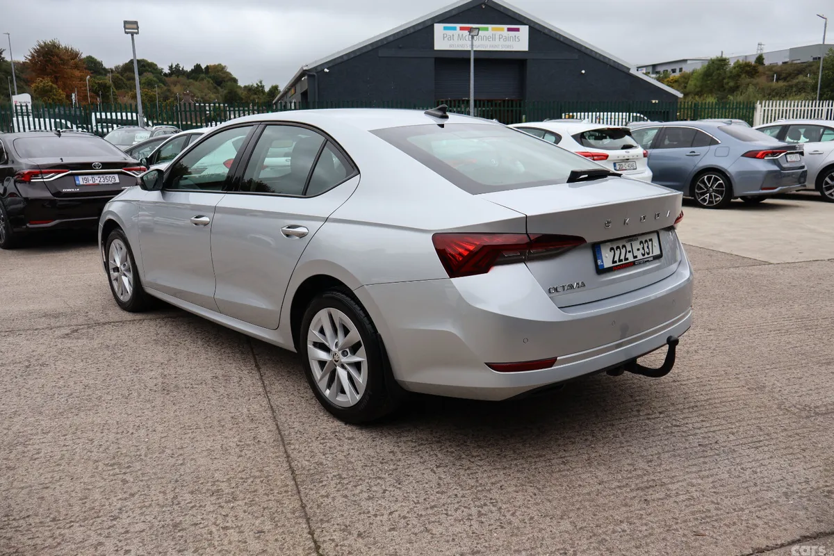 Skoda Octavia Saloon, Diesel, 2022, Grey