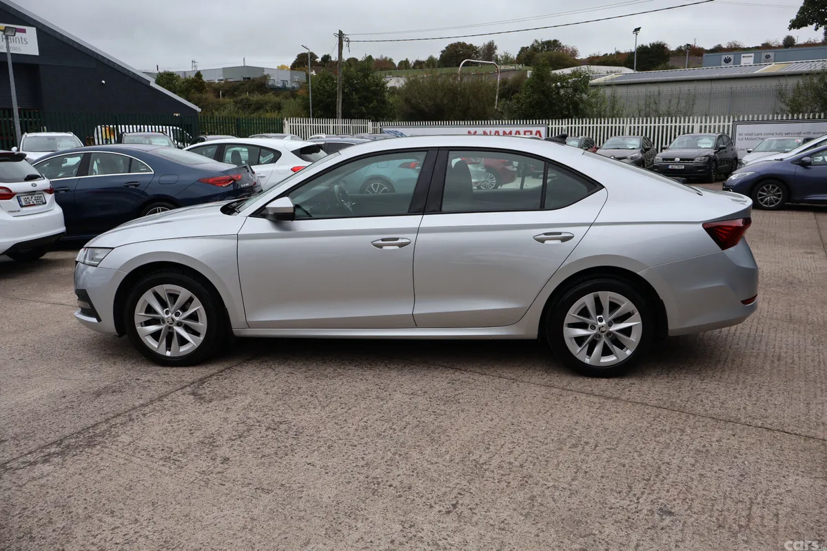 Skoda Octavia Saloon, Diesel, 2022, Grey