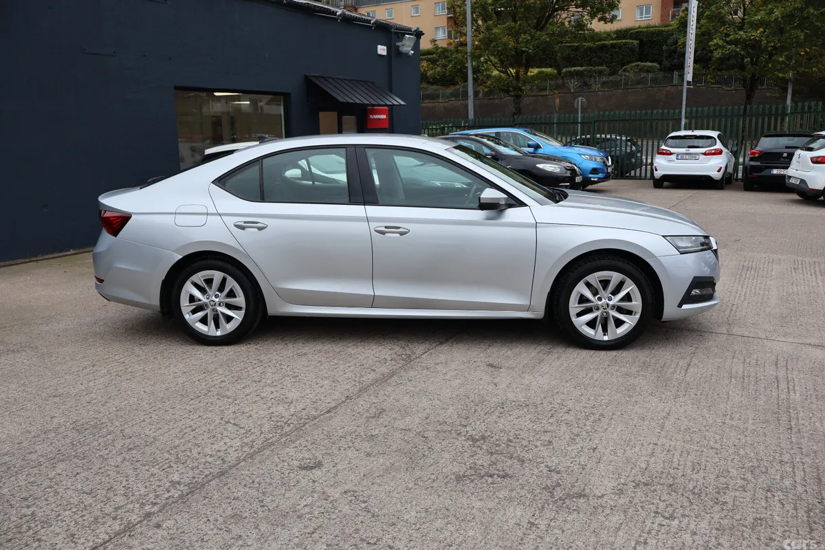 Skoda Octavia Saloon, Diesel, 2022, Grey