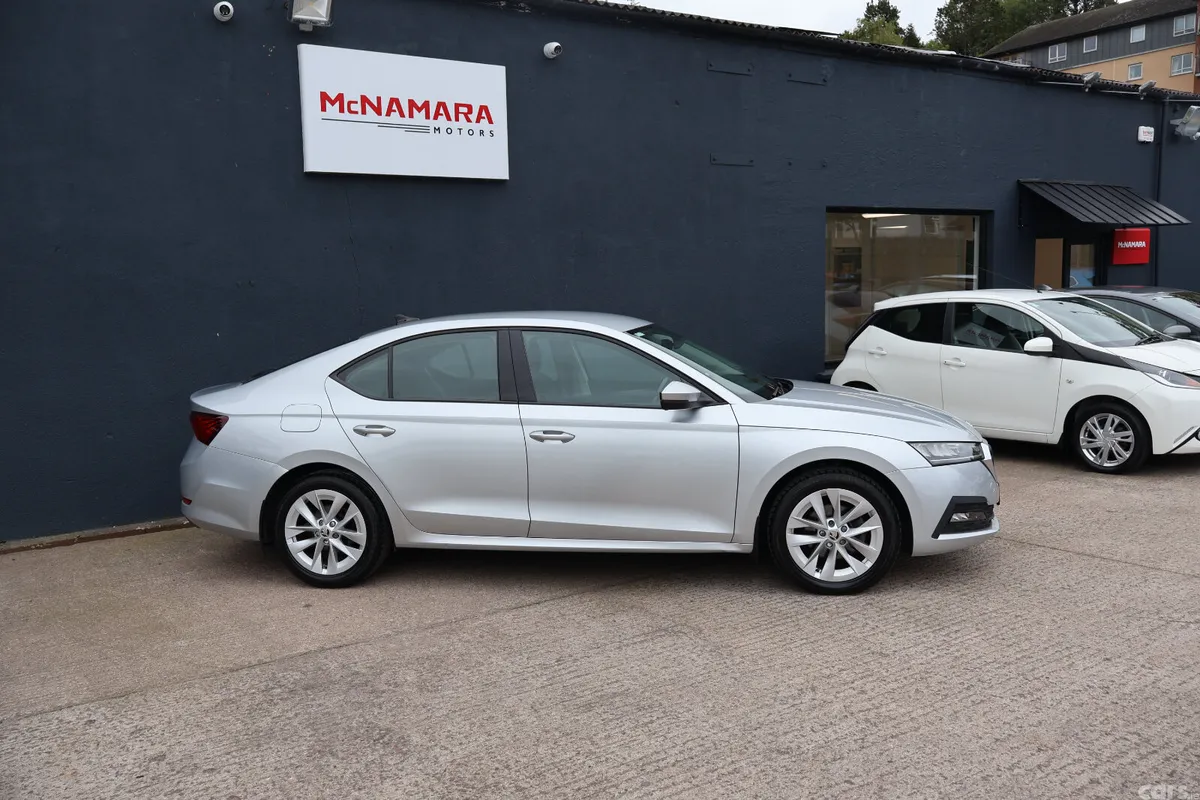 Skoda Octavia Saloon, Diesel, 2022, Grey