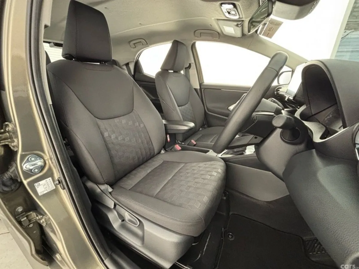 Toyota Yaris Hatchback, Petrol Hybrid, 2024, Bronze