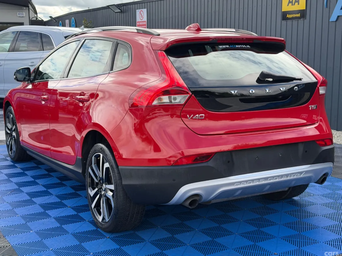 Volvo V40 Hatchback, Petrol, 2019, Red