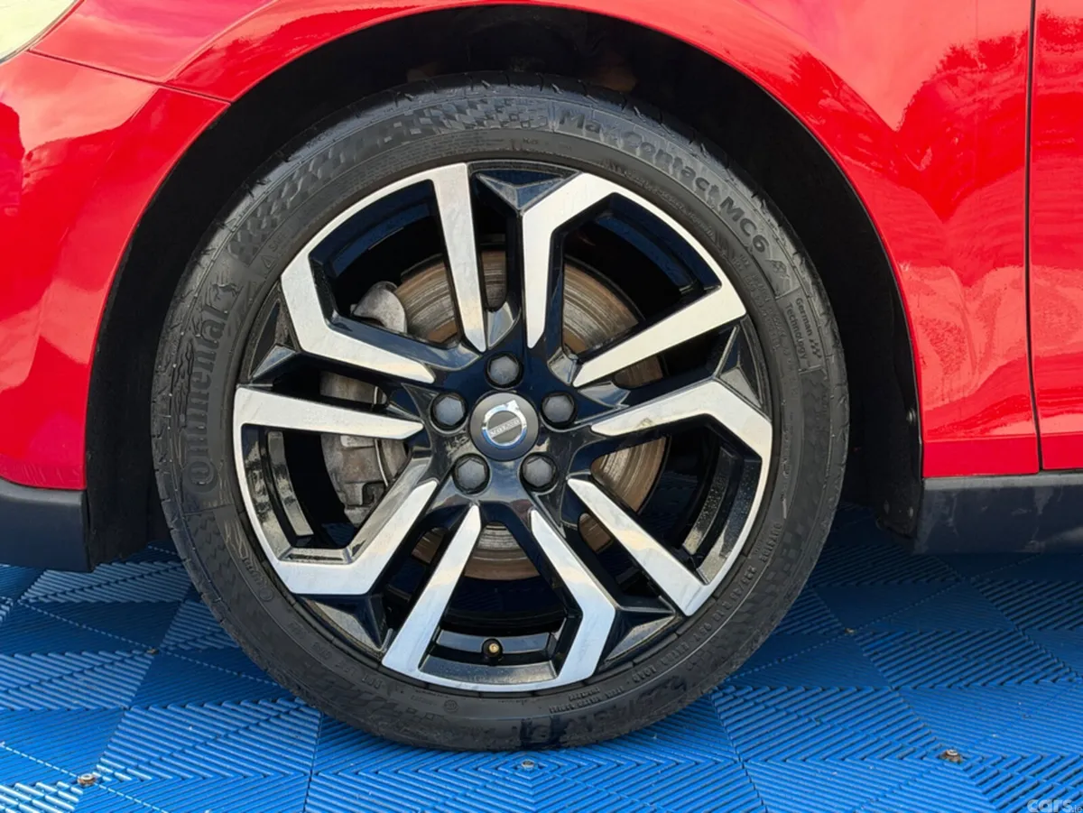 Volvo V40 Hatchback, Petrol, 2019, Red
