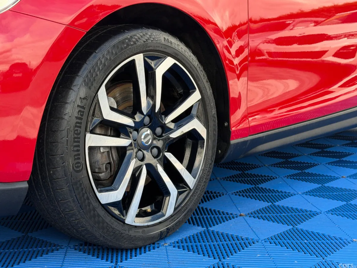 Volvo V40 Hatchback, Petrol, 2019, Red