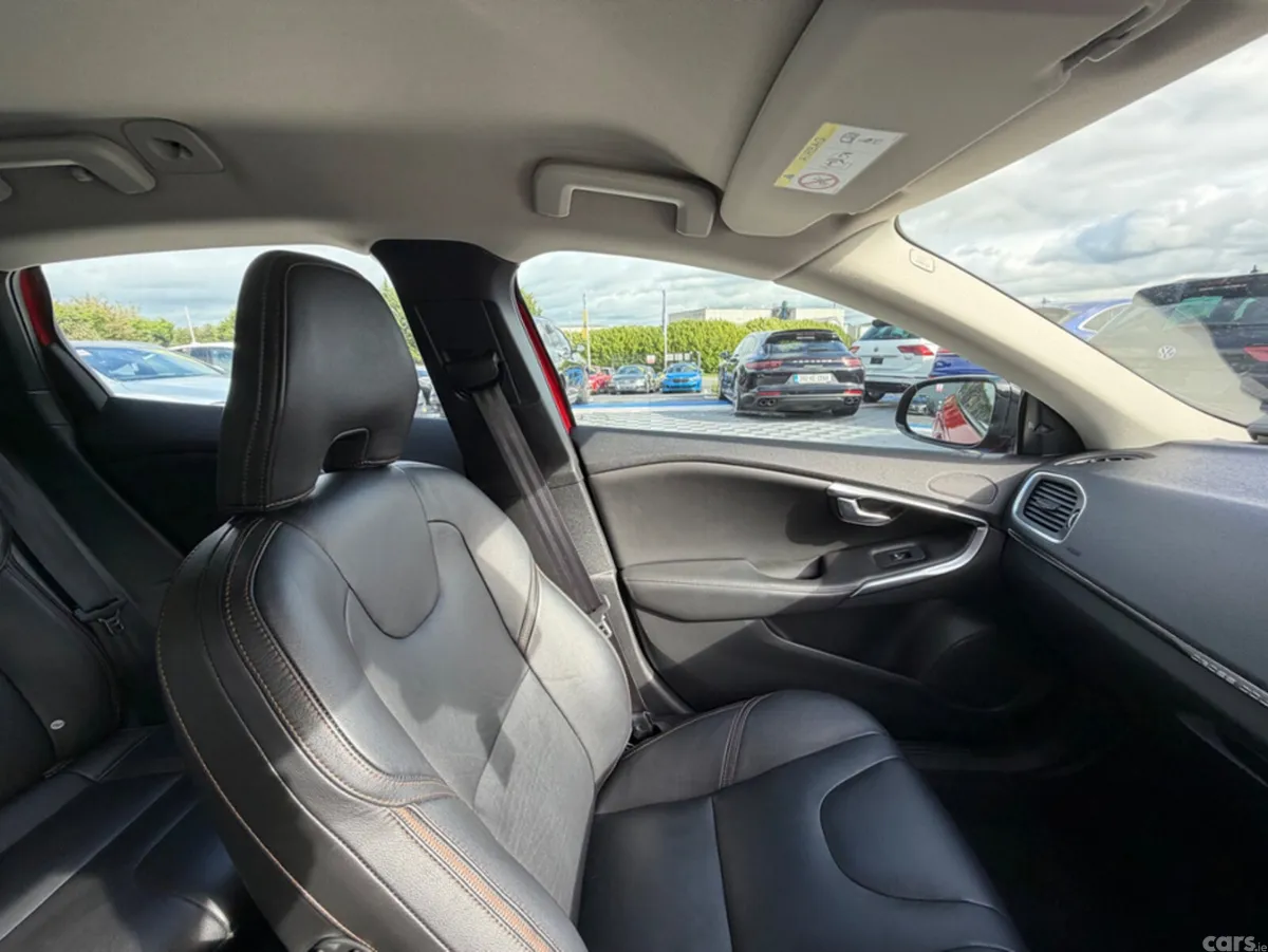 Volvo V40 Hatchback, Petrol, 2019, Red