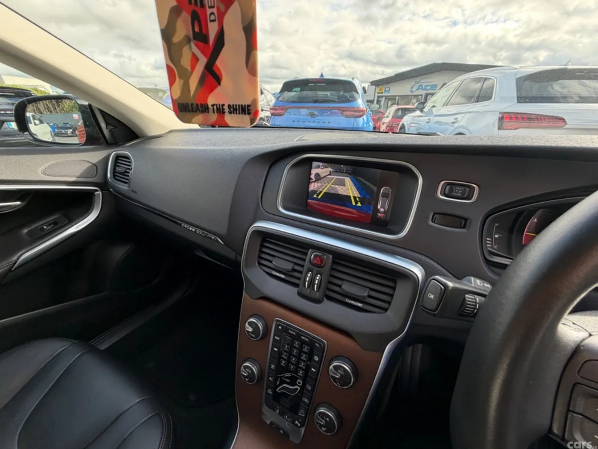 Volvo V40 Hatchback, Petrol, 2019, Red