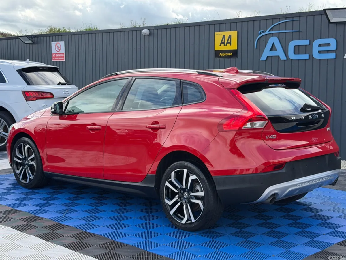 Volvo V40 Hatchback, Petrol, 2019, Red