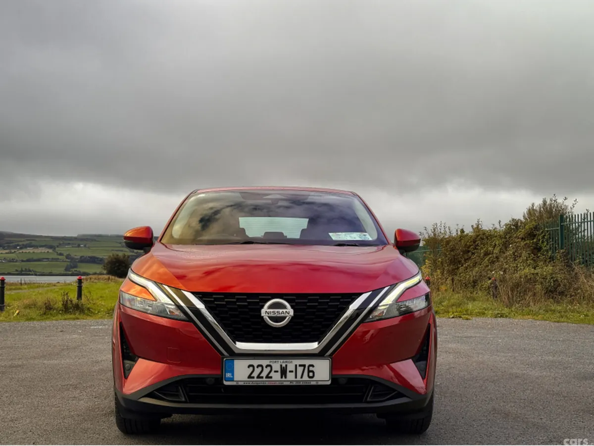 Nissan Qashqai MPV, Petrol, 2022, Red