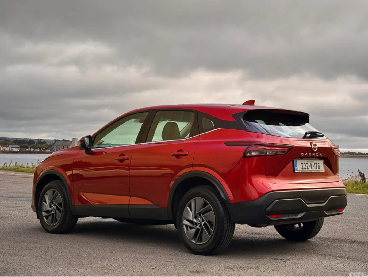 Nissan Qashqai MPV, Petrol, 2022, Red