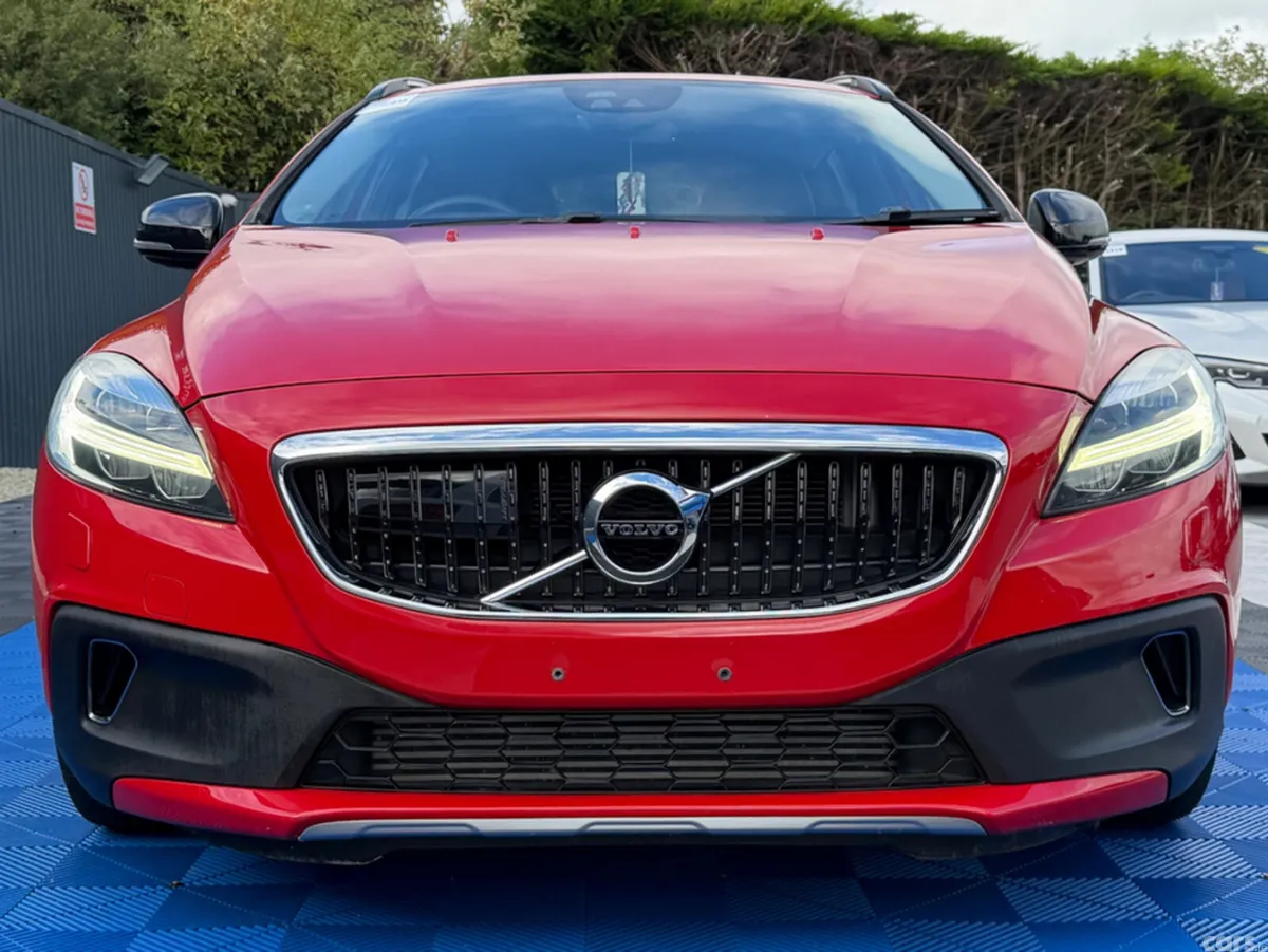 Volvo V40 Hatchback, Petrol, 2019, Red