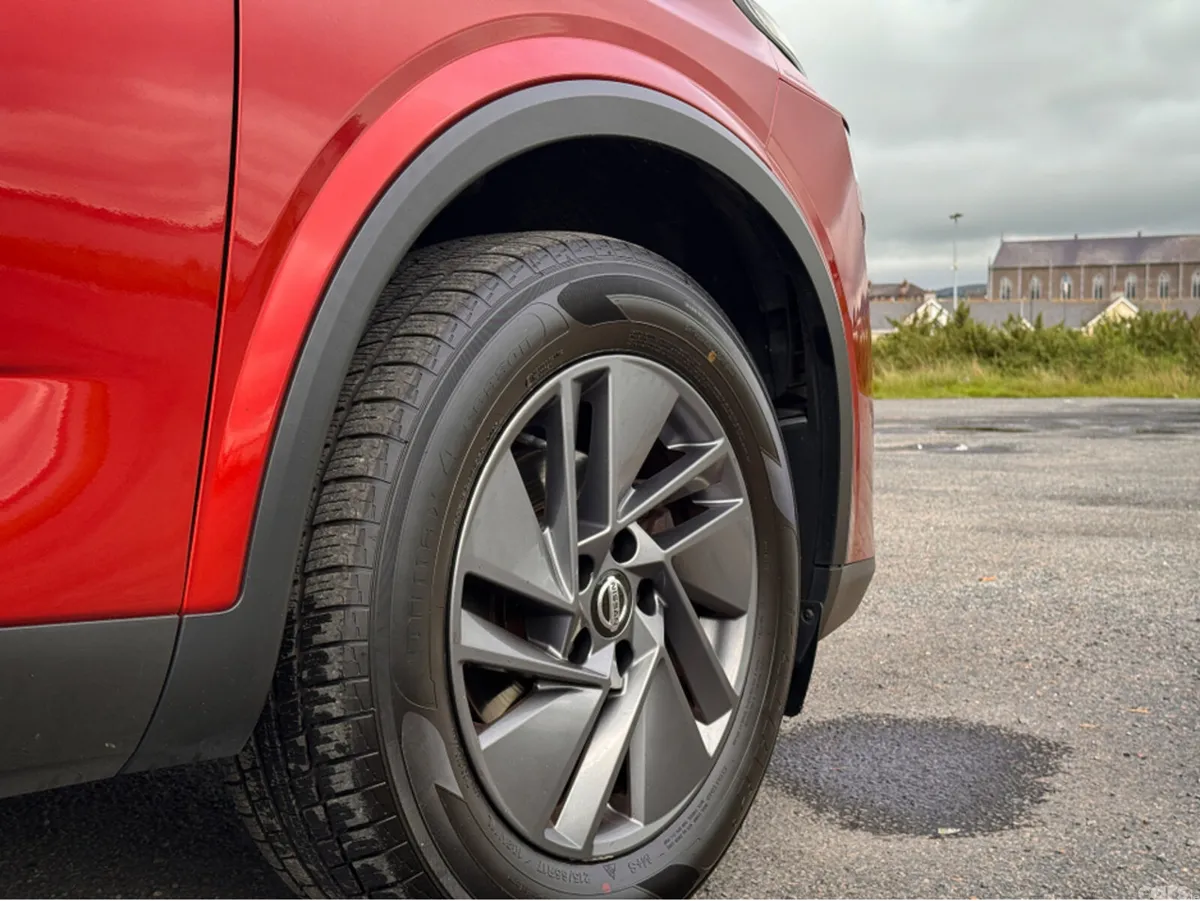 Nissan Qashqai MPV, Petrol, 2022, Red
