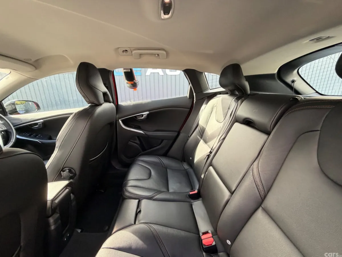 Volvo V40 Hatchback, Petrol, 2019, Red