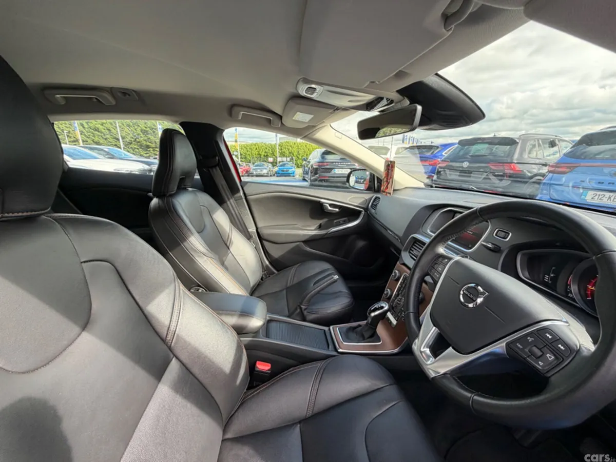 Volvo V40 Hatchback, Petrol, 2019, Red