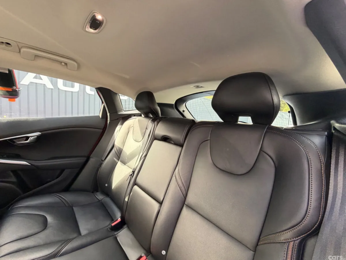 Volvo V40 Hatchback, Petrol, 2019, Red