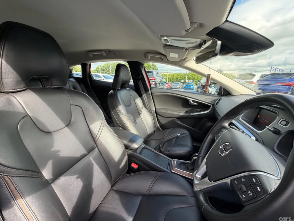 Volvo V40 Hatchback, Petrol, 2019, Red