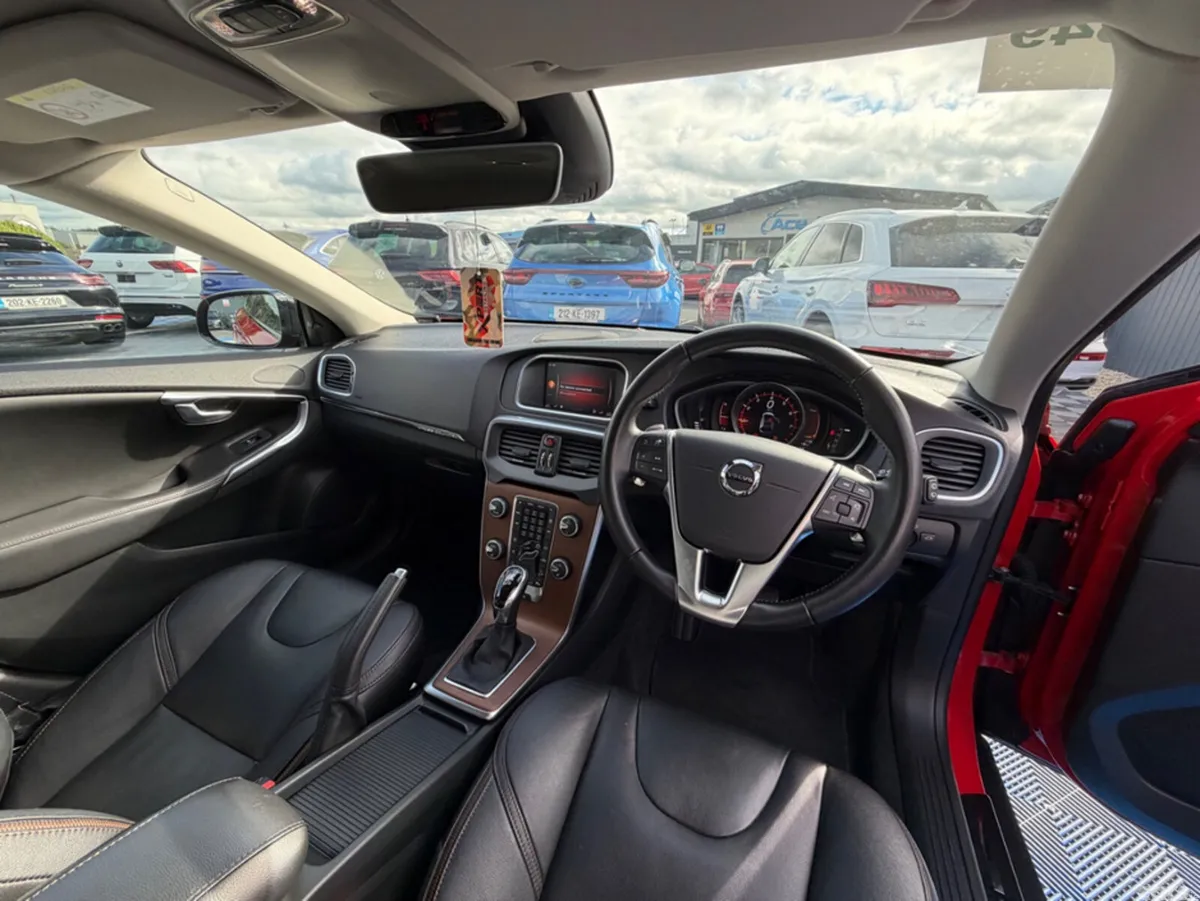 Volvo V40 Hatchback, Petrol, 2019, Red