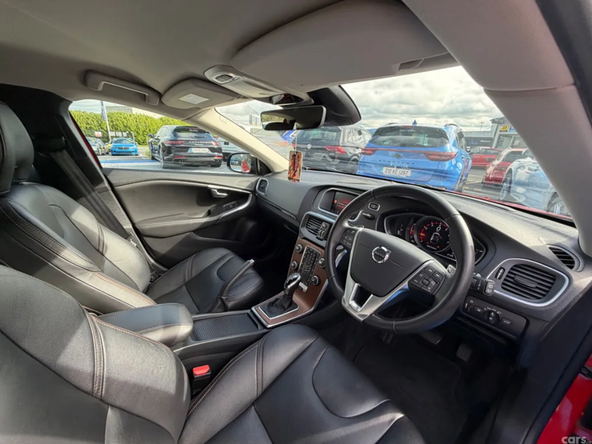 Volvo V40 Hatchback, Petrol, 2019, Red