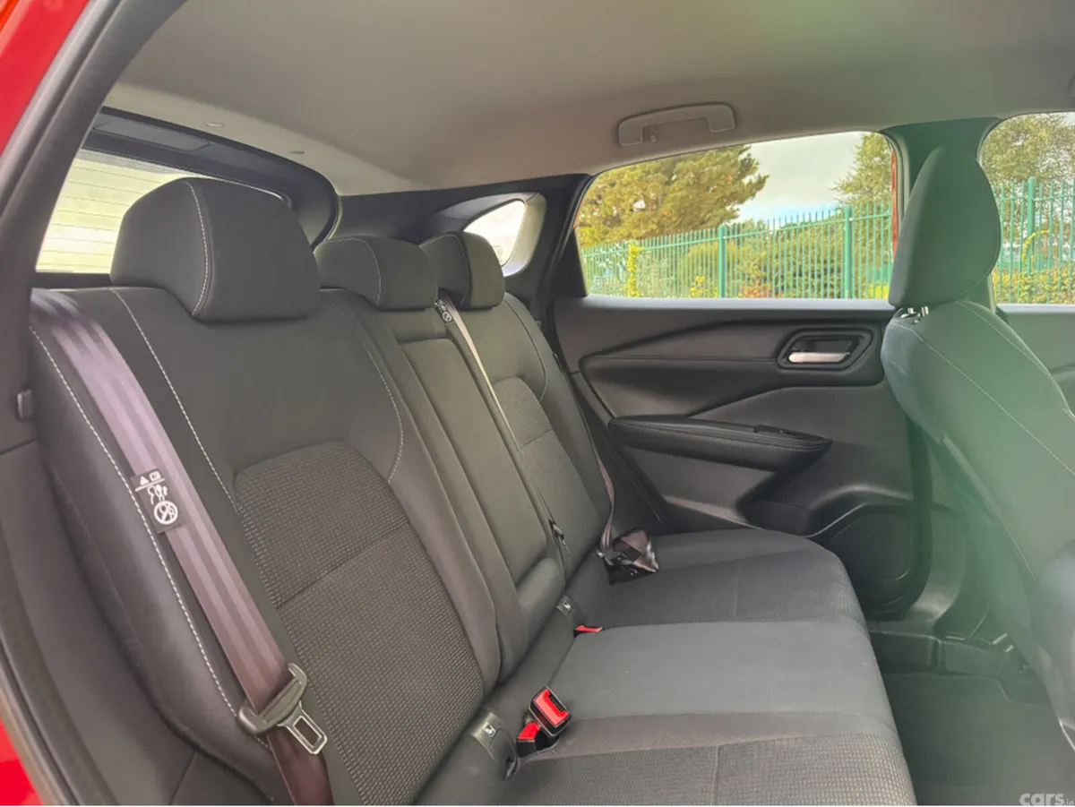 Nissan Qashqai MPV, Petrol, 2022, Red