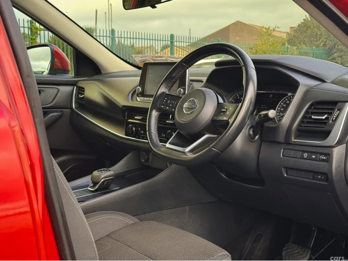 Nissan Qashqai MPV, Petrol, 2022, Red