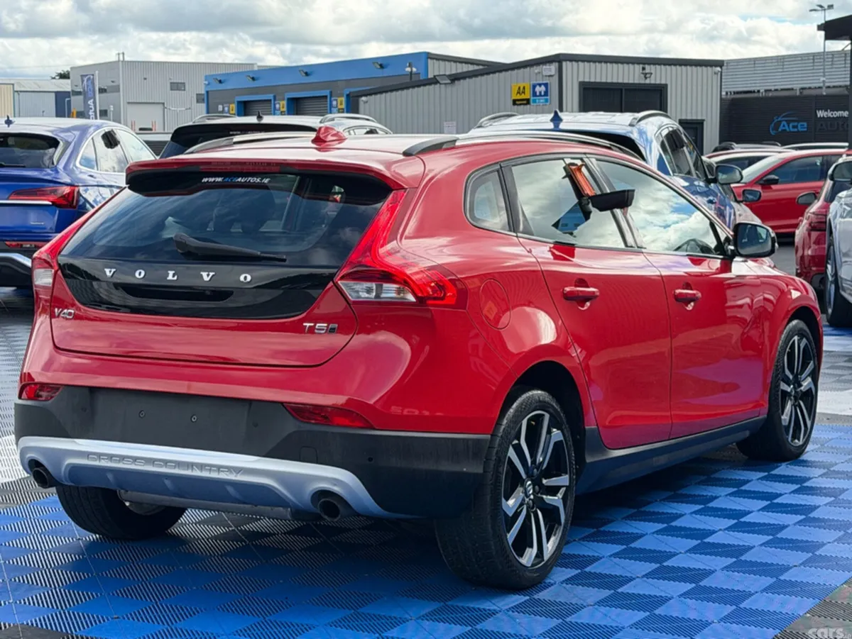 Volvo V40 Hatchback, Petrol, 2019, Red